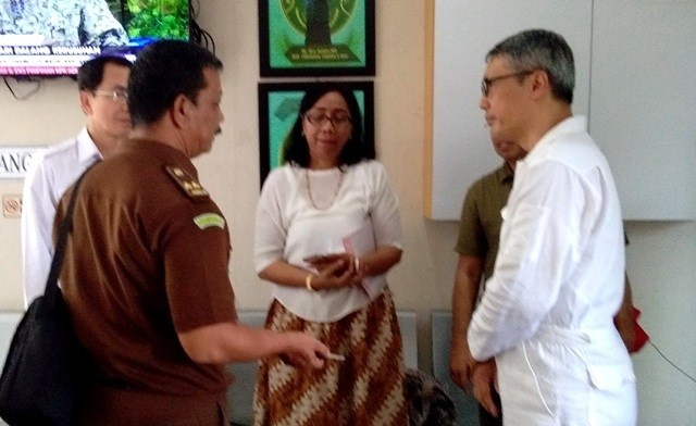 JPU lagi menerangkan kepada terdakwa Min Zaw Oo, nakhoda kapal MT Bliss didampingi penasehat hukumnya tentang proses persidangan perkara tersebut, Rabu (12/6). (asfanel/haluankepri.com)