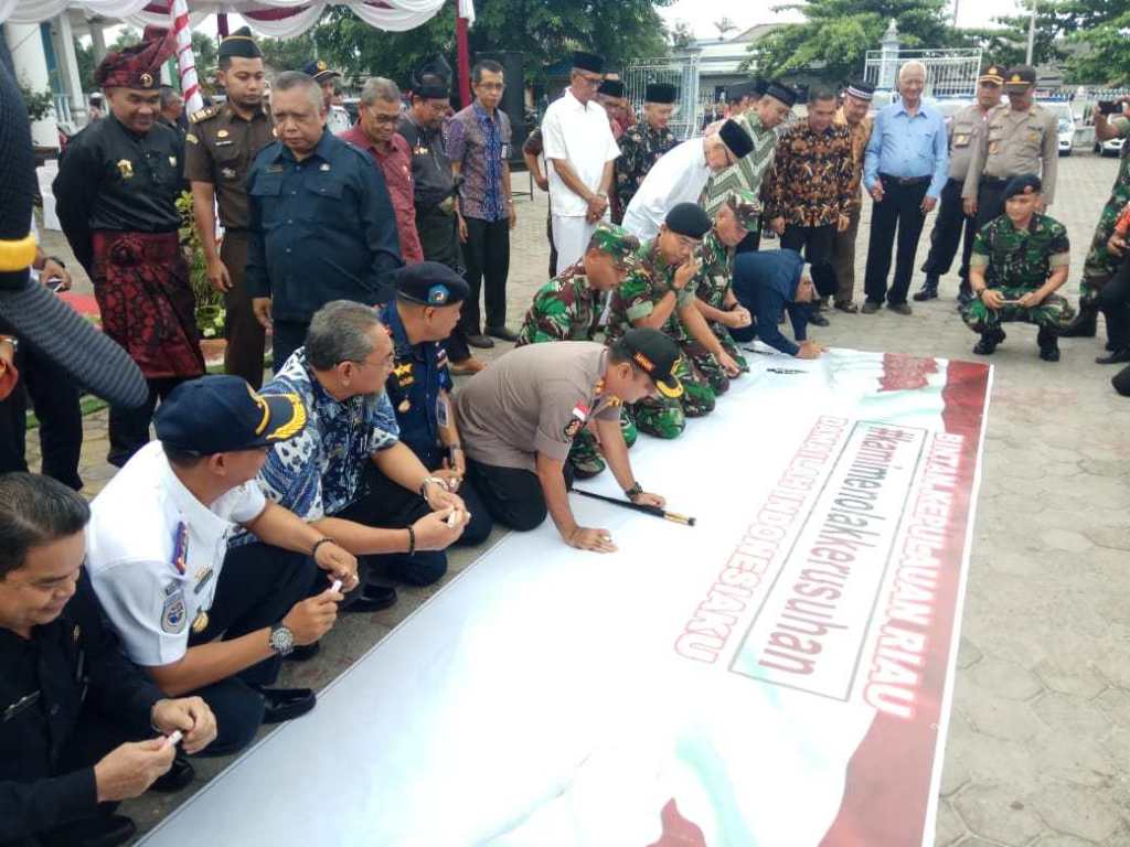 Jajaran TNI-Polri, pemerintah daerah dan "Tomas" menandatangani spanduk deklarasi di Gedung Nasional Tanjunguban, Kamis (13/6) pagi. (istimewa)