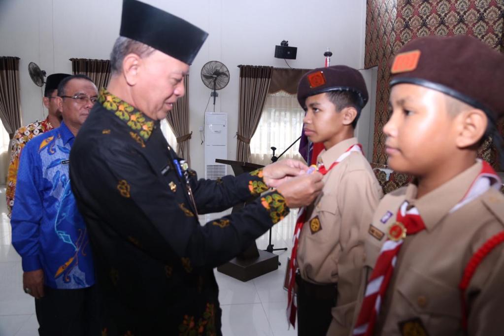 Walikota Tanjungpinang, Syahrul menyematkan tanda keikutsertaan secara simbolis pada peserta jambore. (ist)