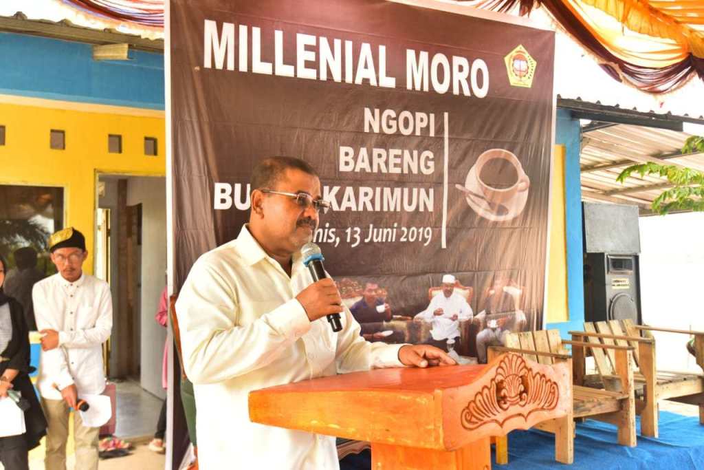 Bupati Karimun Aunur Rafiq menjawab pertanyaan mahasiswa asal Moro saat tatap muka, Kamis (13/6).(ilham/haluankepri.com)