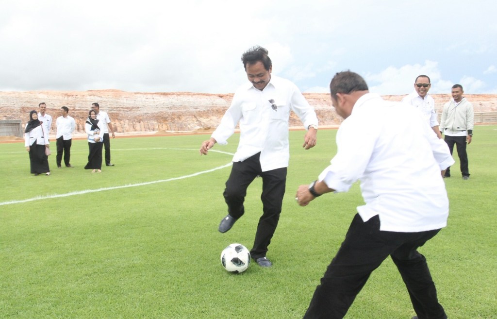 Gubernur Nurdin Basirun mencoba lapangan sepakbola di Pulau Dompak, Rabu (12/6). IST