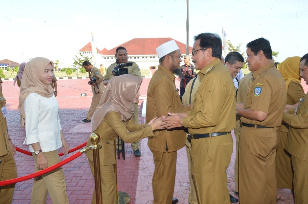 Gubernur Nurdin Basirun dan Wagub Isdianto menyalami ASN pada apel perdana masuk kerja pasca libur Idul Fitri, Senin (10/6). IST