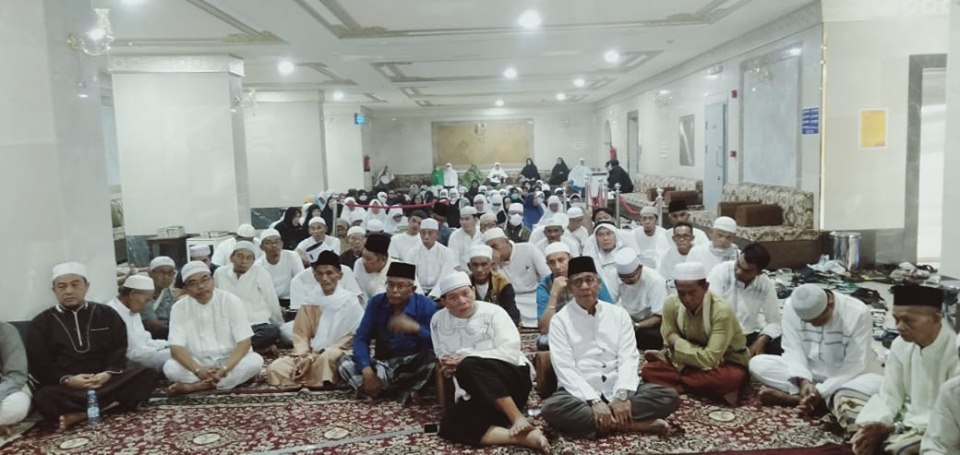 JCH asal Kepri tengah mendapat bimbingan dan sosialisasi kesehatan yang diberikan oleh petugas kloter di lobi hotel. (istimewa