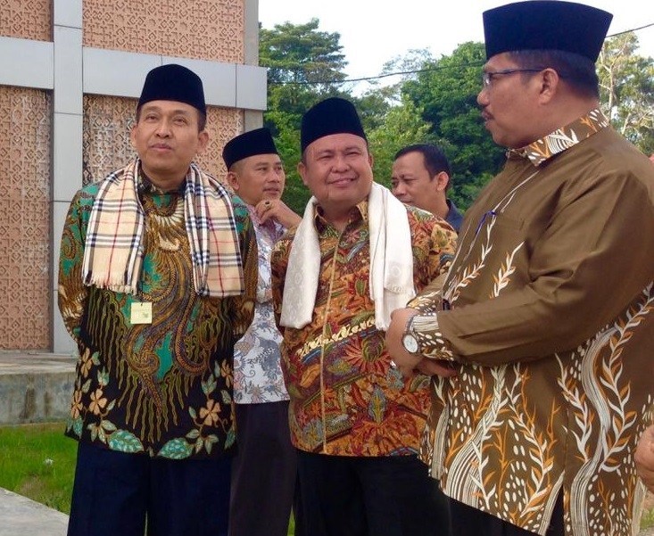 Kakanwil Kemenag Kepri, Dr. Drs. H. Mukhlisuddin, SH, MA (tengah) bersama Sekjen Kemenag RI, Prof. Dr. Phil. H. Muhammad Nur Kholis Setiawan, MA, dan Kakan Kemenag Batam, H. Zulkarnain Umar saat meninjau pembangunan MAN IC Batam. (istimewa)