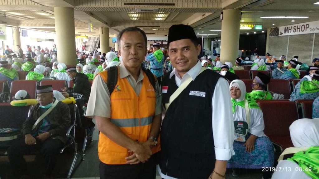 Bidang Kesehatan PPIH Embarkasi Batam, dr. H. Agung Sundaru (kiri) dan dokter Kloter 09, dr.Yudi Susanto, disela-sela jelang keberangkatan Kloter 09 di Bandara Hang Nadim, Batam, Sabtu (13/7/2019). (istimewa)