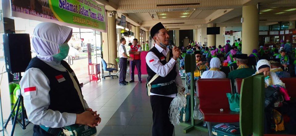 Kloter 12 saat berada di ruang tunggu Bandara Hang Nadim untuk diberangkatkan ke Arab Saudi, Selasa (16/7/2019)(istimewa)