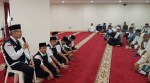 Petugas Kloter Embarkasi Batam tengah melakukan sosialisasi PHBS kepada para jamaah di hotel tempat menginap. (istimewa)