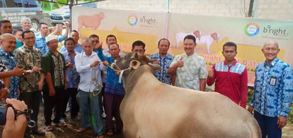 Foto : Dirut Bright PLN Batam Foto bersama dengan perwakilan masyarakat penerima hewan kurban/Syamsul