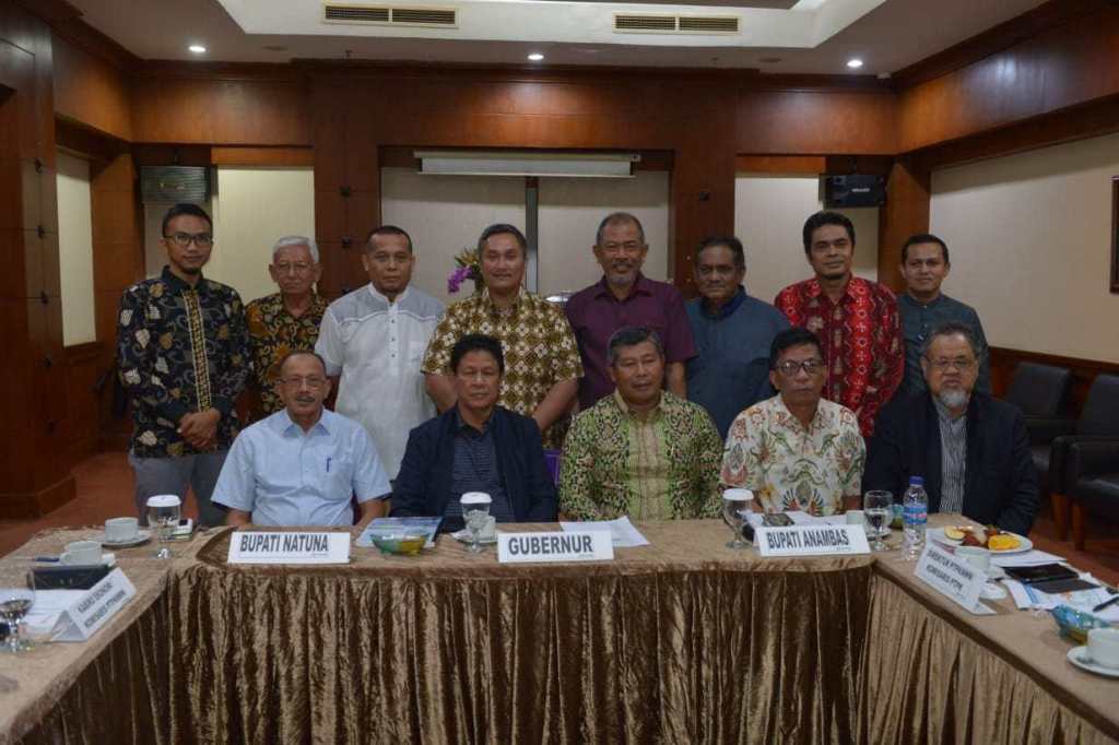 Foto bersama Ir. Fachrizal yang baru di tunjuk sebagai Konsultan BUMD PT. NWN, Huzrin Hood, Plt Gubernur Kepri Isdianto, Bupati Anambas Abdul Haris, SH, Bupati Natuna Hamid Rizal dan sejumlah Kepala Dinas, untuk membahas Pendapatan Asli Daerah (PAD) disektor Migas di Novotel Batam, (2/8/2019) malam. (istimewa)