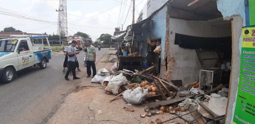 Kondisi warung Surkani di Jalan Sungai Datuk Kijang Kota, Kecamatan Bintan Timur yang hancur setelah tertabrak bagian belakang mobil damkar milik UPTD Bintan Timur yang terparkir tak jauh dari warungnya, Selasa (6/8/2019) siang. (okialexander/haluankepri.com)
