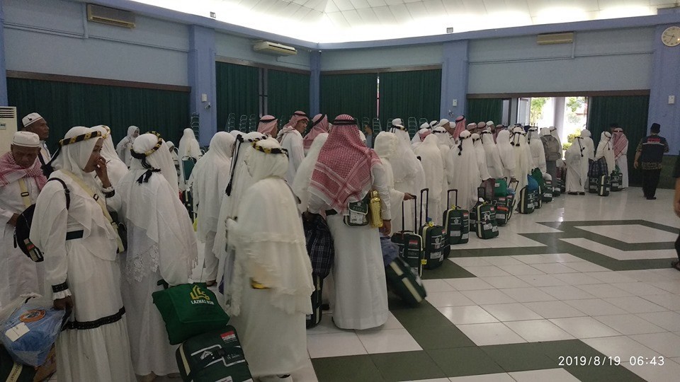 Jamaah Kloter 1 meninggalkan Asrama Haji, Batam, Senin (19-8-2019) pagi. (istimewa)