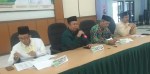 Ketua PPIH Embarkasi Batam, Dr. Drs. H. Mukhlisuddin, SH, MA, (tengah) saat memimpin rapat evaluasi di Asrama Haji Batam, Jumat (2/8/2019) didampingi Kakanwil Kemenag Kalbar, Drs. H. Ridwansyah, M.Si, Wakil Ketua I PPIH Batam, H. Zulkarnain Umar (kanan), dan Sekretaris PPHI Batam, H. Afrizal. (istimewa)