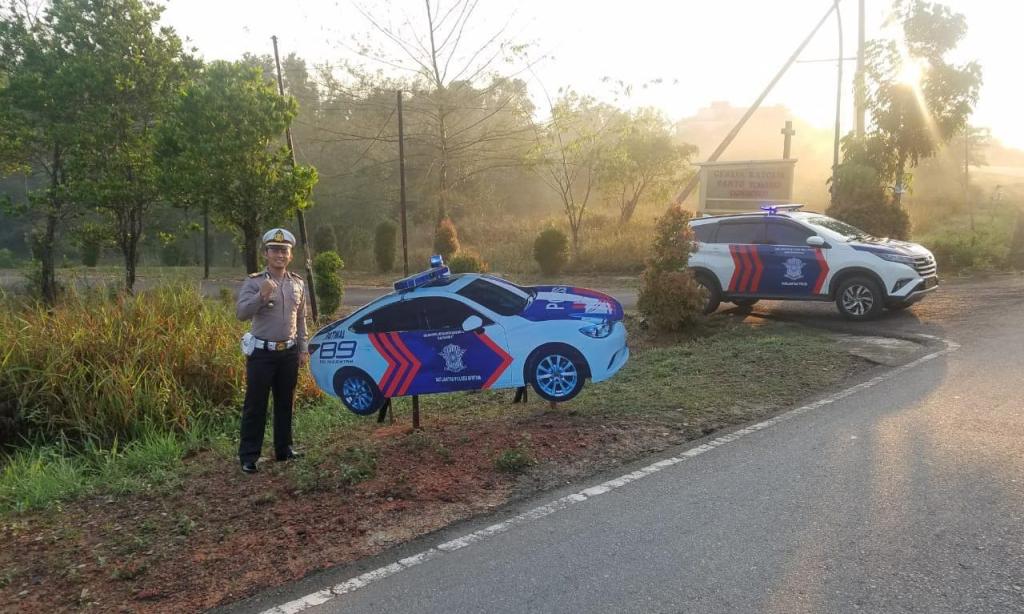 Kasat Lantas Polres Bintan, AKP Rendi Johan Prasetio, memperkenalkan terobosan terbarunya yakni Prototipe Mobil Patroli Berotator yang dipasang di dekat jalan depan Gereja Don Boscow Kecamatan Seri Koala Lobam. (istimewa