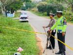 Jajaran Satlantas Polres Bintan memasangkan police line dekat jalanan yang berlubang diwilayah Km 25 Jalan Raya Tanjunguban, Kelurahan Toapaya Asri, Kamis (31/10). (istimewa)