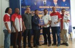 Budi Sudarmawan bersama tim mengambil formulir pendaftaran calon wakil walikota Batam di Kantor DPW Partai Nasdem. (boby/haluankepri.com)