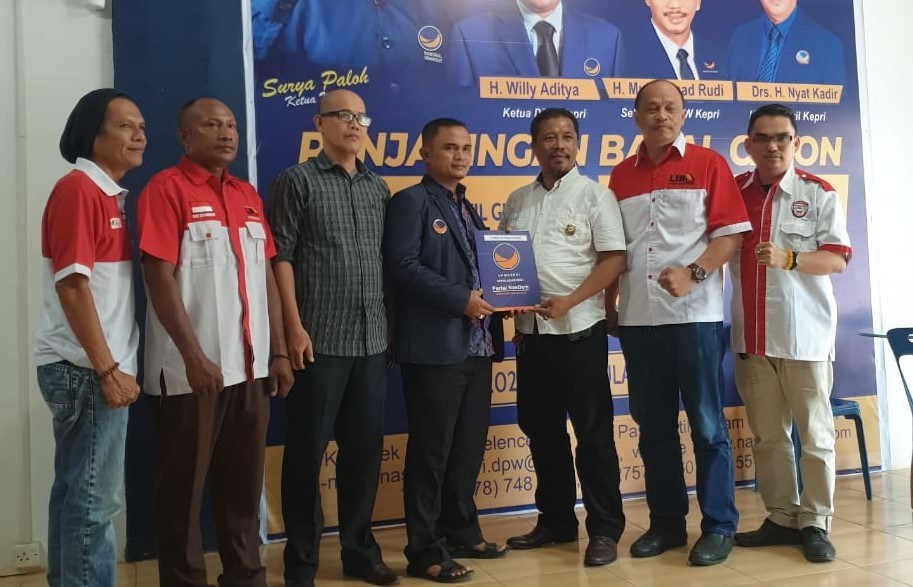 Budi Sudarmawan bersama tim mengambil formulir pendaftaran calon wakil walikota Batam di Kantor DPW Partai Nasdem. (boby/haluankepri.com)