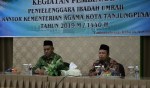 Kakanwil Kemenag Kepri, Dr. Drs. H. Mukhlisuddin, SH, MA (kanan) saat memberikan arahan dalam acara pembinaan penyelenggara ibadah umroh se-Kota Tanjungpinang dan pembinaan kepada calon pengantin di Kota Tanjungpinang di Aula Kemenag Kota Tanjungpinang, Rabu (6/11/2019). (istimewa)