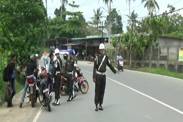 Jajaran PM TNI AD saat melakukan razia di Jalan Raya Tanjunguban Km 16 Desa Toapaya Selatan, Rabu (6/11). (istimewa)