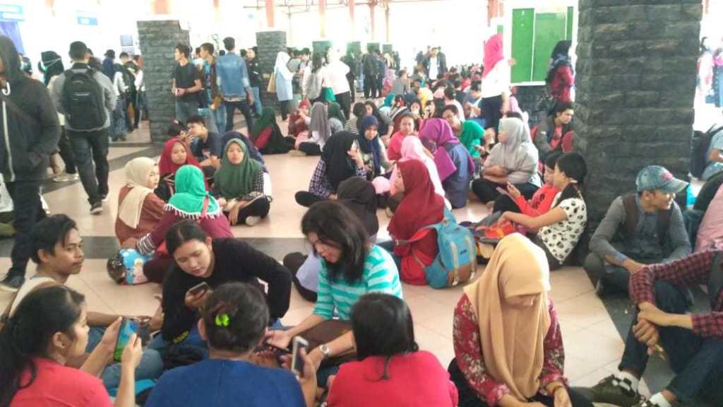 Para pencari kerja di MPH Batamindo. (dedi/haluankepri.com)