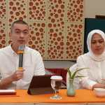 Rian Ernest dan Yusiani Gurusinga sedang memberikan penjelasan kepada awak media. (damri/haluankepri.com)