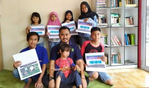 Fendi Hidayat, Ketua Yayasan Gema bersama para peserta Coding Classes For Kids. (istimewa)