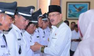 Bupati Natuna, Hamid Rizal, saat melantik Kades. (fatur/haluankepri.com)