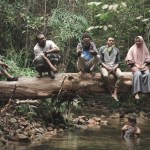 Sandi bersama keluarga dan sahabat saat berada di atas anak sungai, hutan Pelambung di akhir pekan. (ilham/haluankepri.com)