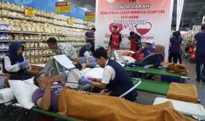 Sejumlah peserta mengikuti donor darah yang digelar oleh Hakka Batam. (damri/haluankepri.com)