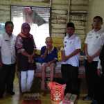 Foto bersama Lurah dan Staf Kelurahan Tarempa dengan Alim, penerima bantuan. (yudi/haluankepri.com)