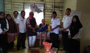 Foto bersama Lurah dan Staf Kelurahan Tarempa dengan Alim, penerima bantuan. (yudi/haluankepri.com)