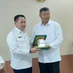 Bupati KKA Abdul Haris, SH menyerahkan cinderamata kepada Dirjen Adwil, Eko Subowo. (istimewa)