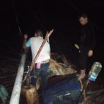 Personil Satreskrim Polres Bintan memasang police line disekitar lokasi tambang di Kecamatan Gunung Kijang, Selasa (14/1) malam lalu. (istimewa)