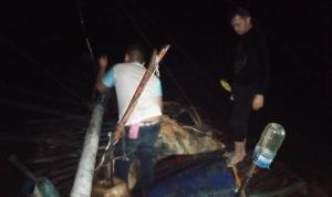 Personil Satreskrim Polres Bintan memasang police line disekitar lokasi tambang di Kecamatan Gunung Kijang, Selasa (14/1) malam lalu. (istimewa)