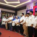 HM Rudi saat mengukuhkan relawan HMR, HAM dan HMA di Golden Prawn. (damri/haluankepri.com)