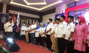 HM Rudi saat mengukuhkan relawan HMR, HAM dan HMA di Golden Prawn. (damri/haluankepri.com)