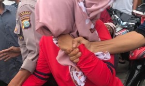 Pelaku saat diamankan Polisi. (hengki-haluankepri.com)