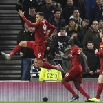 Roberto Firmino merayakan golnya ke gawang Tottenham. (internet)