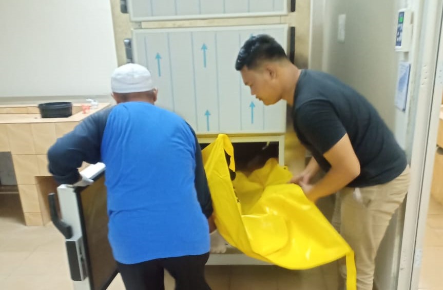 Kerangka manusia tanpa identitas yang ditemukan di pinggir Pantai Keramat Desa Pengudang dievakuasi ke RSUP Ahmad Thabib Tanjungpinang untuk diperiksa lebih lanjut. (istimewa)