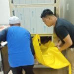 Kerangka manusia tanpa identitas yang ditemukan di pinggir Pantai Keramat Desa Pengudang dievakuasi ke RSUP Ahmad Thabib Tanjungpinang untuk diperiksa lebih lanjut. (istimewa)