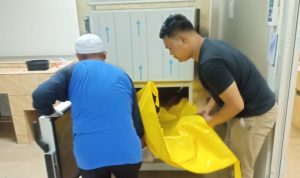 Kerangka manusia tanpa identitas yang ditemukan di pinggir Pantai Keramat Desa Pengudang dievakuasi ke RSUP Ahmad Thabib Tanjungpinang untuk diperiksa lebih lanjut. (istimewa)