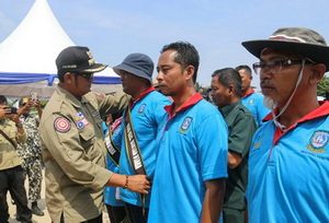 Foto : Bupati Bintan Apri Sujadi saat mengukuhkan pengurus Kampung Siaga Bencana Bintang/ Oky Alexander