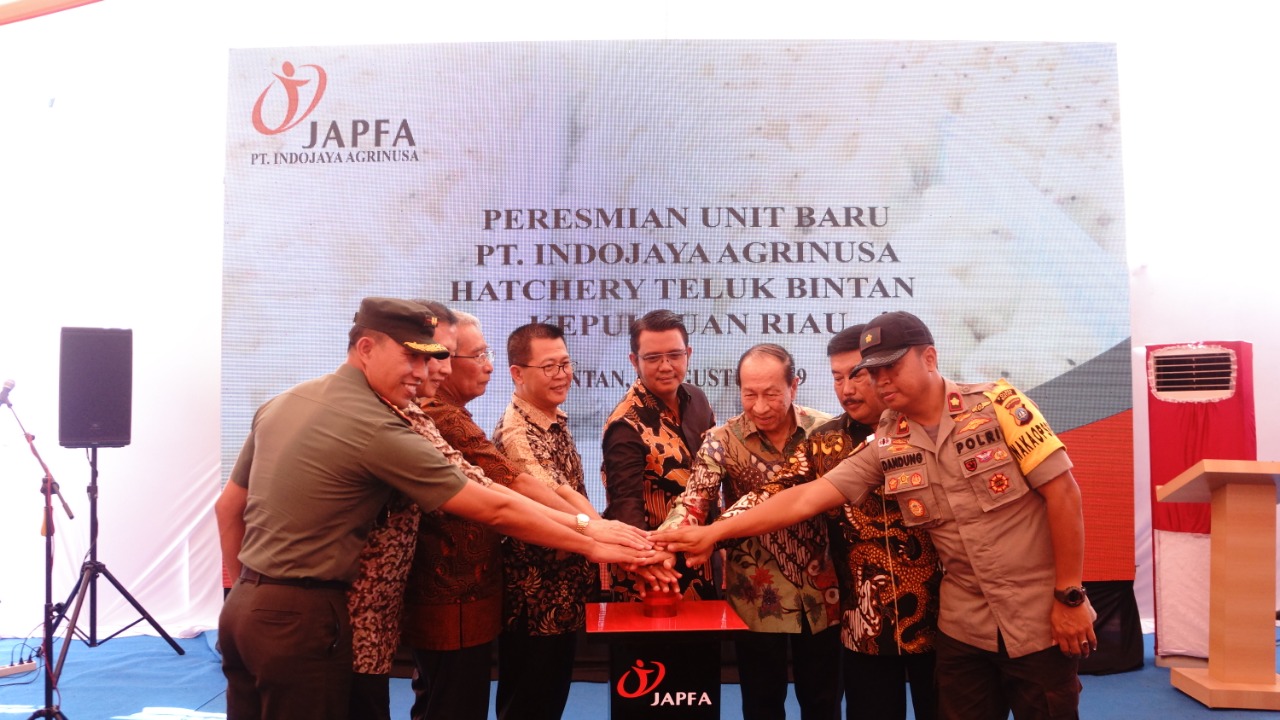 Penekanan tombol sirine secara bersama tanda diresmikannya pabrik fasilitas penetasan telur ayam (hatchery) di kawasan Kecamatan Teluk Bintan, Kabupaten Bintan, Kamis (22/8/2019). (ricobarino/haluankepri.com)