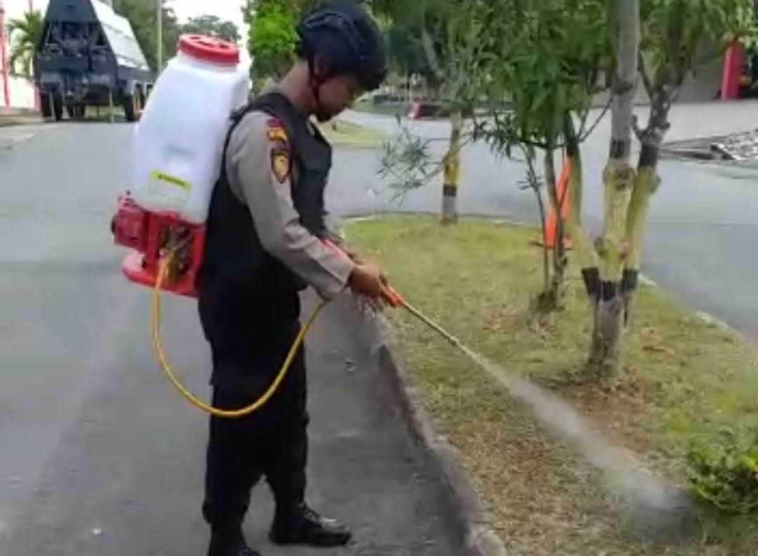 Aparat kepolisian Polda Kepri memperagakan penggunakan mesin semprot sebagai upaya membantu memadamkan api saat dilokasi kebakaran terjadi. (istimewa)