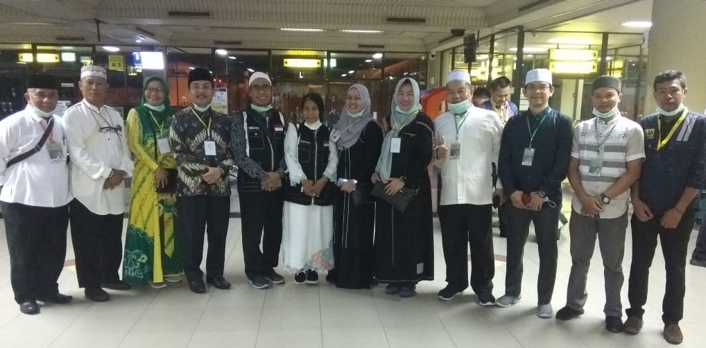 Foto bersama Bupati Kabupaten Kuansing, Drs. H. Mursini, MSi yang juga TPHD Kloter 19, Kakanwil Kemenag Riau, Dr. H. Mahyudin, MA, Kakan Kemenag Kampar, dan petugas daerah Riau saat kedatangan Kloter 19 di Bandara Hang Nadim, Batam, Rabu (04/9/2019) tadi malam. (istimewa)