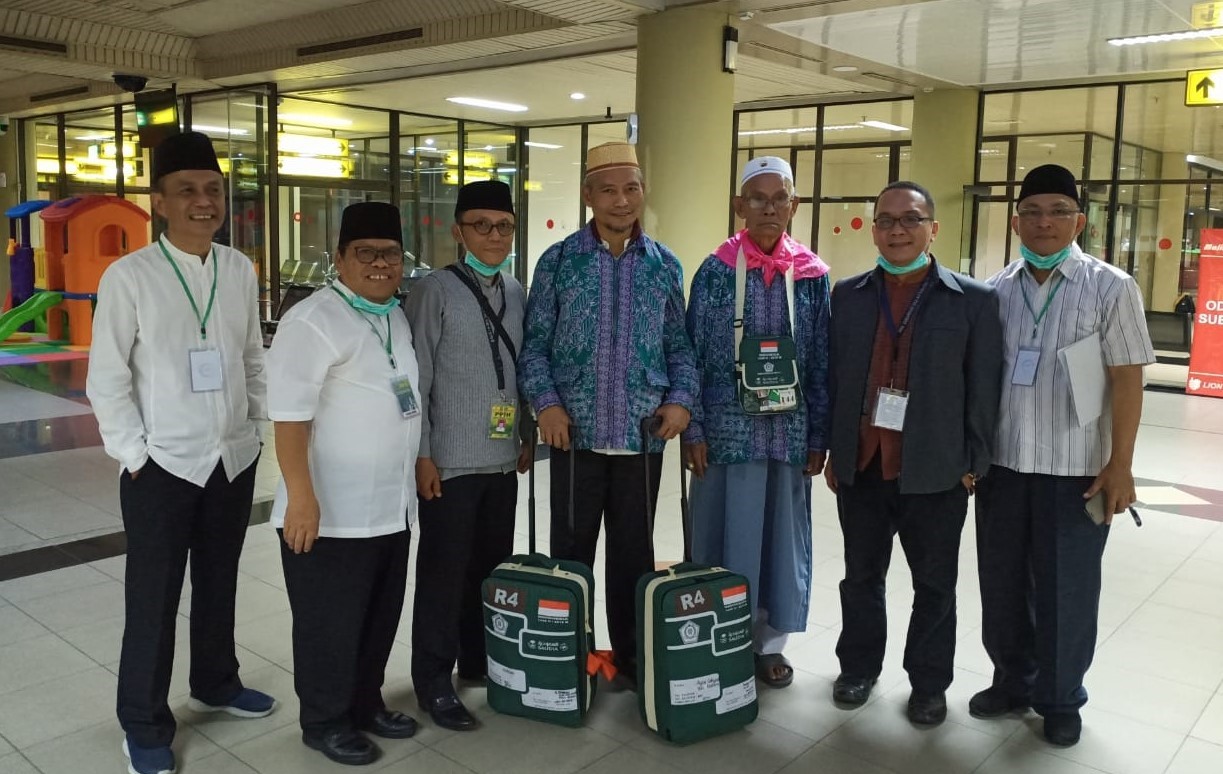 Wakil Walikota Pekanbaru, Ayat Cahyadi, yang juga jamaah haji Kloter 20, foto bersama dengan petugas haji daerah Riau, saat Kloter 20 tiba di Bandara Hang Nadim, Batam, Kamis (5/9/2019) tadi malam. (istimewa)