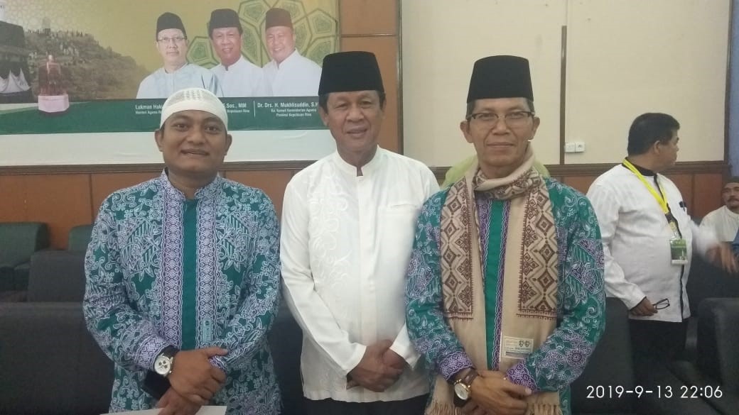 Plt Gubernur Kepri, H. Isdianto (tengah) foto bersama dengan Pemimpin Redaksi Haluan Kepri, H. Rinaldi Samjaya (kiri) dan Wakil Walikota Batam, H. Amsakar Achmad saat tiba di Asrama Haji Batam tadi malam. (istimewa)