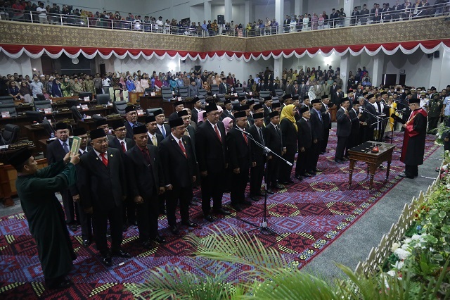 Suasana pelantikan 45 anggota DPRD Kepri masa jabatan 2019-2024 oleh Wakil Kepala Pengadilan Tinggi Negeri Pekan Baru DR.Moch.Eka Kartika,SH.M.Hum.