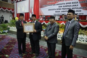 Penyerahan bingkisan tanda terimakasih oleh Plt Gubernur Kepri H Isdianto kepada anggota DPRD Kepri masa jabatan 2014-2019