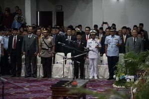  Sekretaris Daerah Kepri H TS Arif Fadillah, Mantan Gubernur Kepri H Ismet Abdullah, Mantan Plt Gubernur Kepri Nuryanto, Mantan Wagub Kepri H M Soerya Respationo, Ansar Ahmad, jajaran SKPD dan FKPD di lingkungan Pemprov Kepri, Tokoh Agama, Masyarakat Dan lainnya sebagai tamu undangan saat menyanyikan lagu "Indonesia Raya'