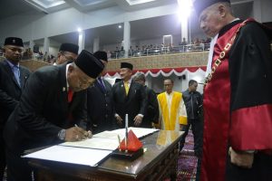 Penandatanganan berkas pelantikan anggota DPRD Kepri masa Jabatan 2019-2024 oleh anggota DPRD Kepri 2019-2024 Dapil I Kota Tanjungpinang H Lis Darmansyah.